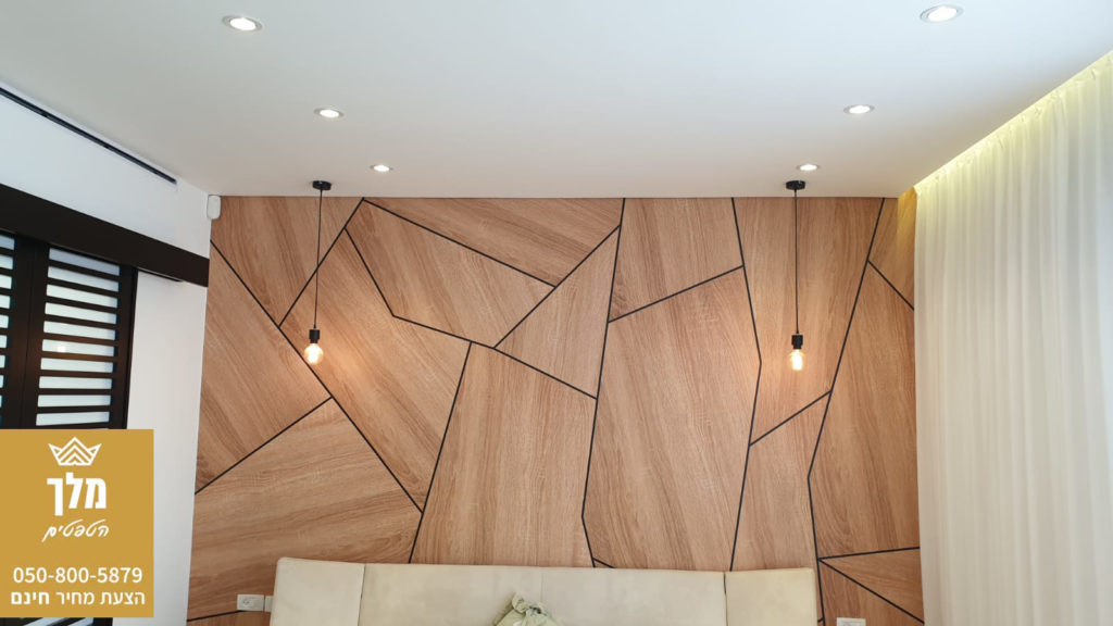 טפט גאומטרי בצבע עץ לקיר סלון